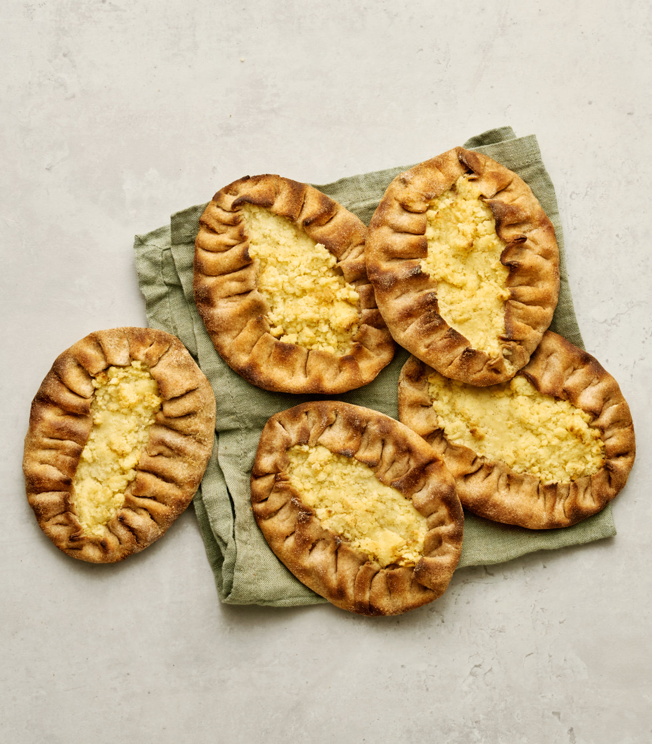 Handbakade karelska piroger med potatisfyllning och tunt rågskal från Finska Hembageriet.