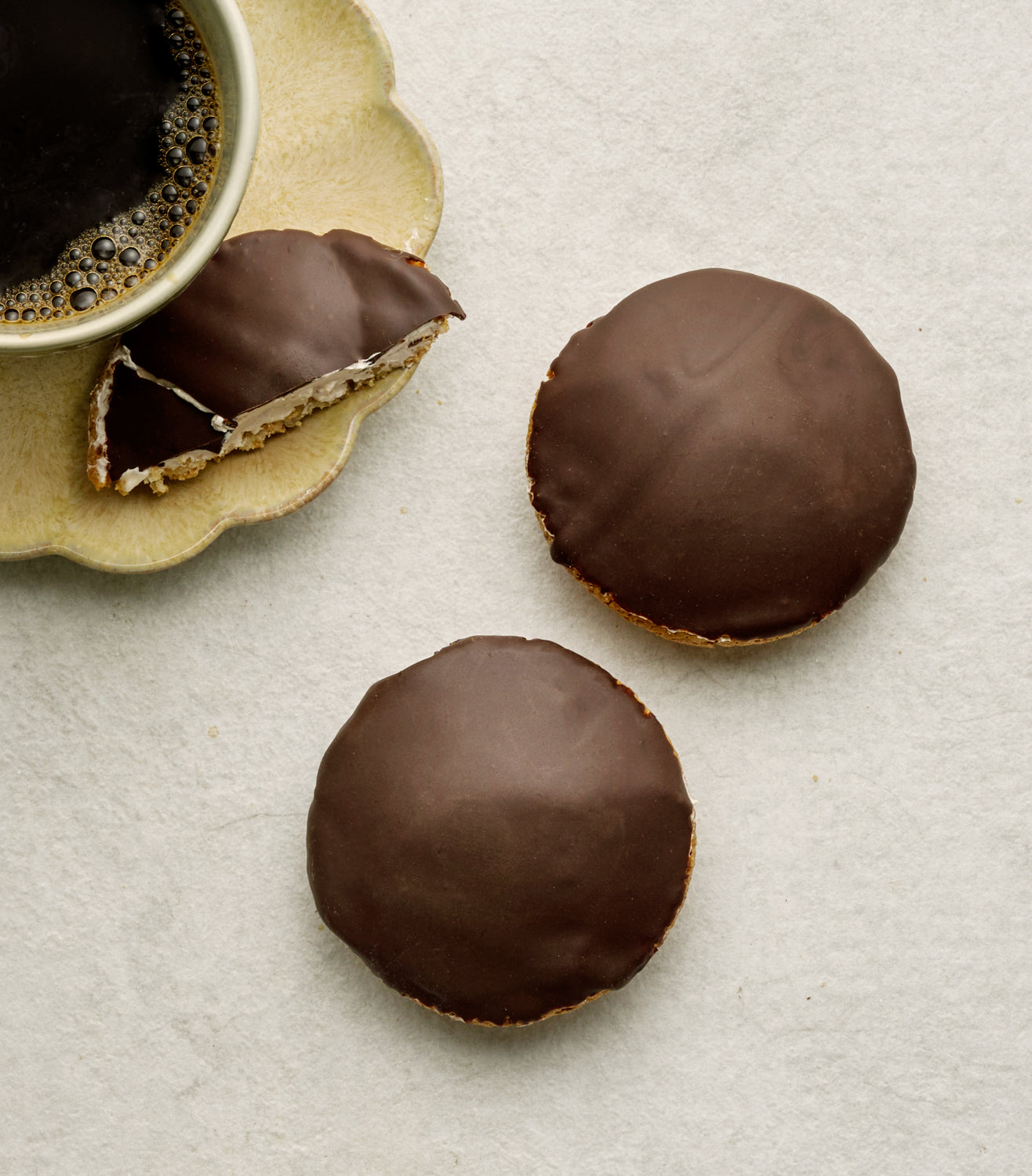 Chokladbiskvier – mandelbiskvier med chokladkräm och mörk choklad.
