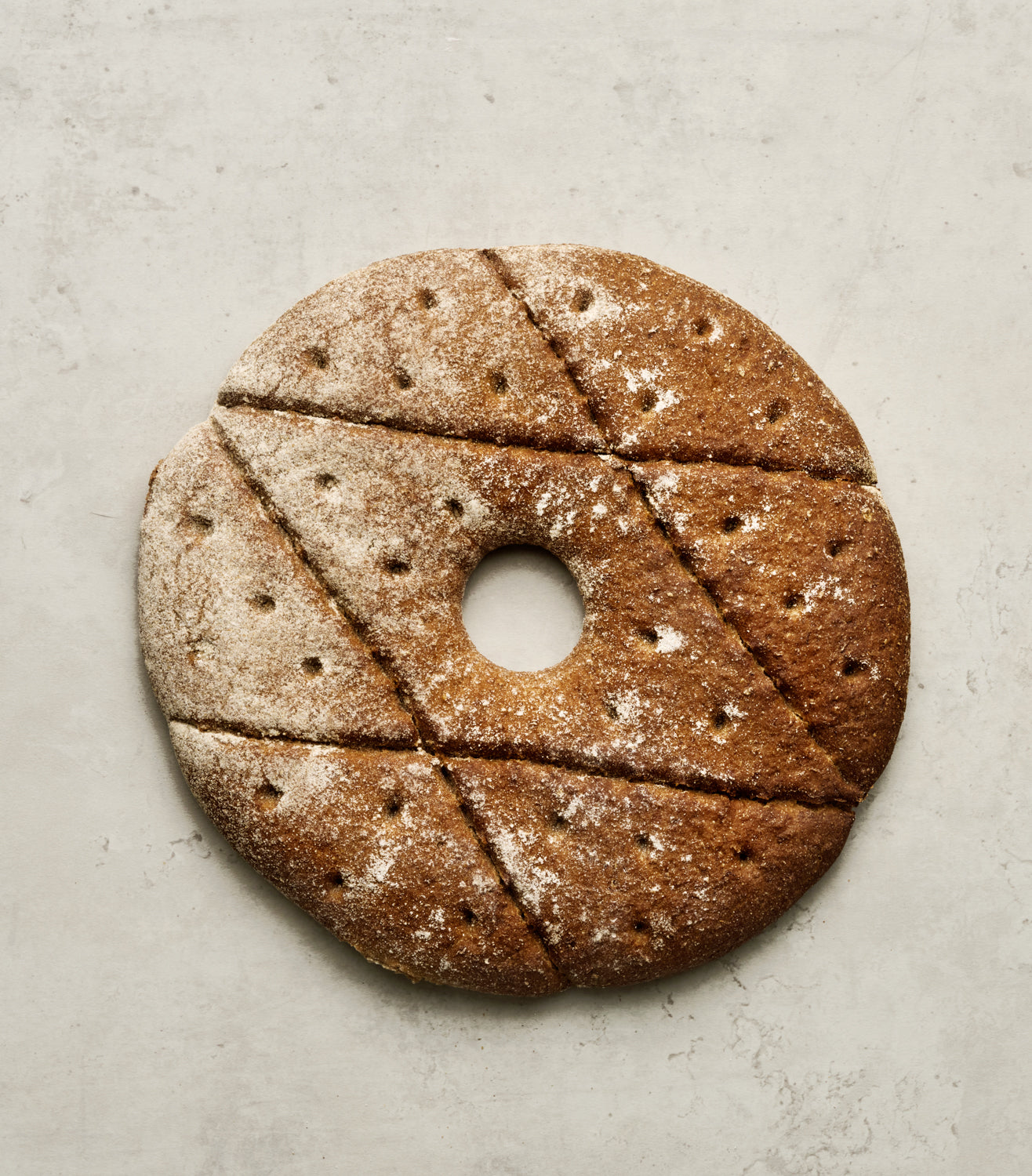 Råghålkaka – klassiskt finskt surdegsbröd med hål i mitten, bakat på grovt rågmjöl