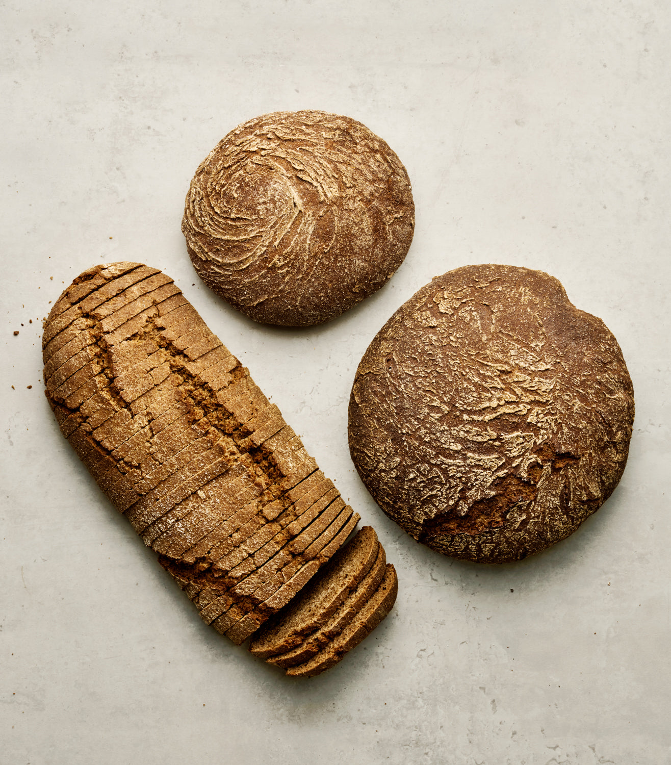 Stort brödpaket med efterugnslimpa och två storlekar på råglimpor från Finska Hembageriet.