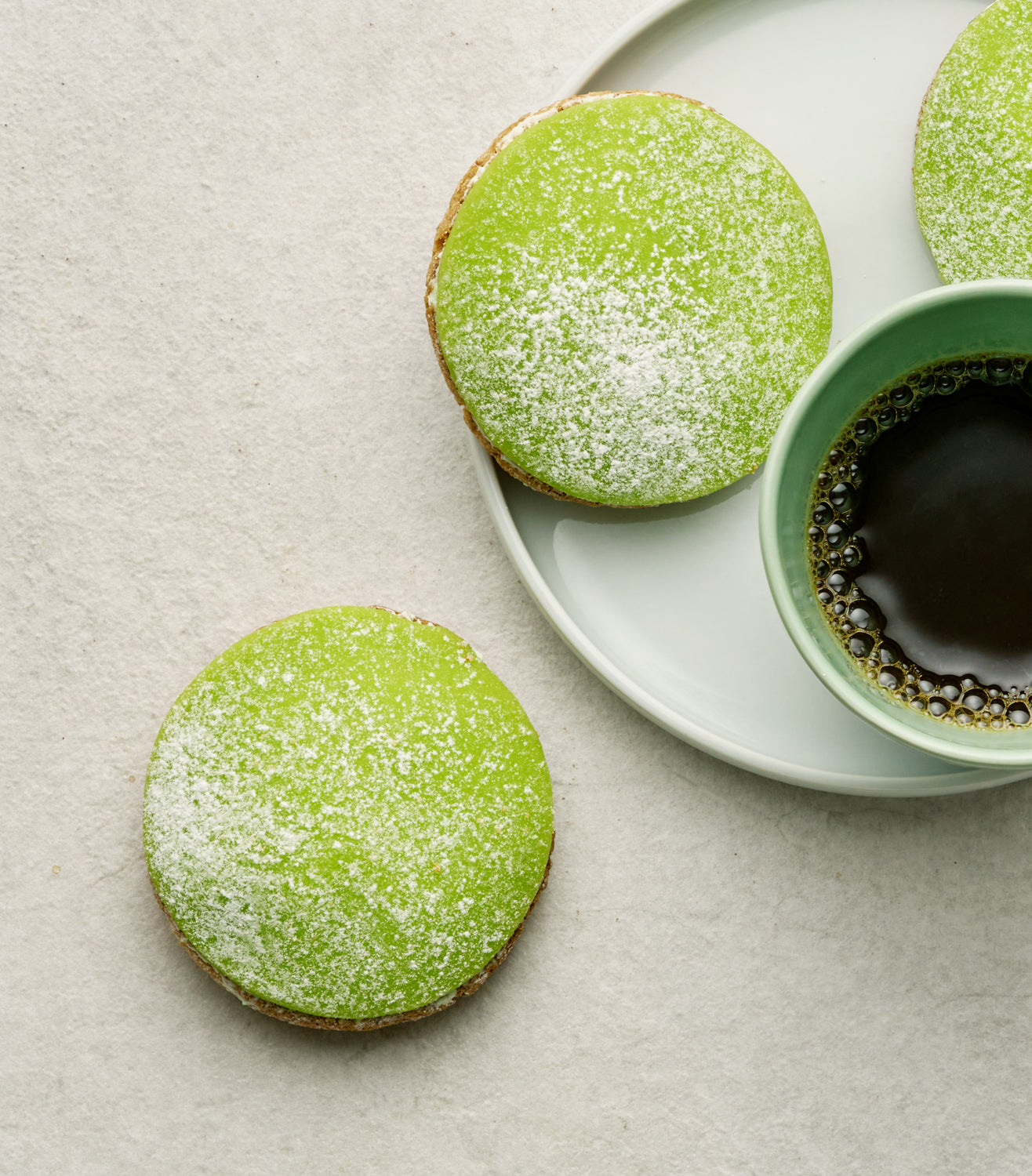 Päronbiskvier med marsipan – mandelbotten med päronkräm.
