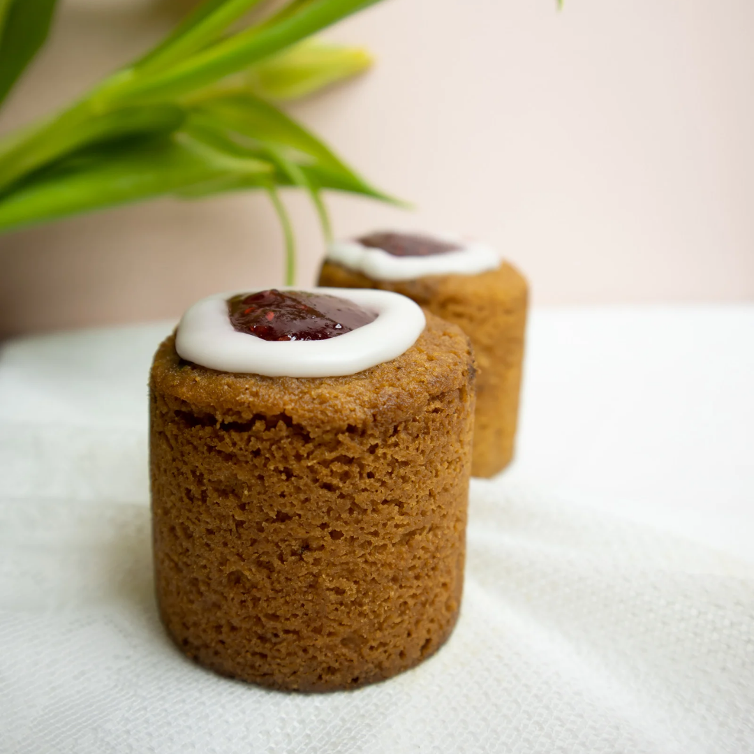 Runebergs bakelse med hallonsylt och glasyr, bakad enligt finsk tradition